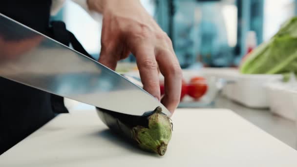 Close Chef Cuts Eggplant Fine Pressure Cutting Surface Professional Kitchen — Stock videók