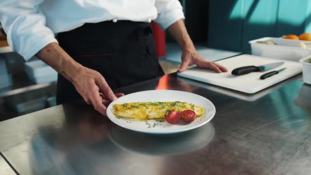 Professional Restaurant Kitchen Close Chef Serves Omelette — Vídeos de Stock