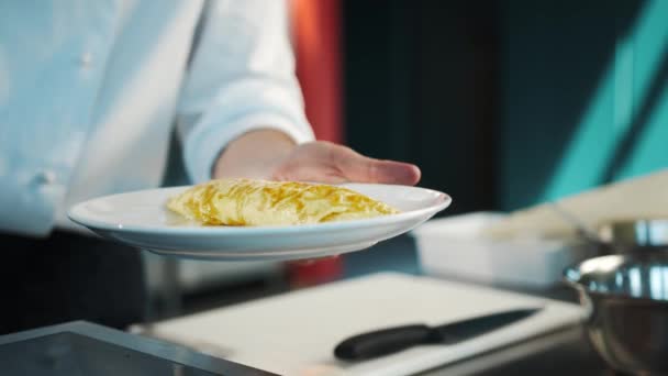 Professional Restaurant Kitchen Close Chef Serves Omelette — Stockvideo