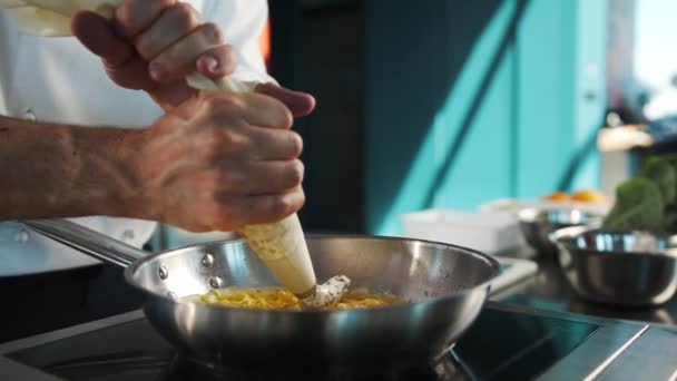 Professional Restaurant Kitchen Close Man Adds Sauce French Omelette While — Stock videók