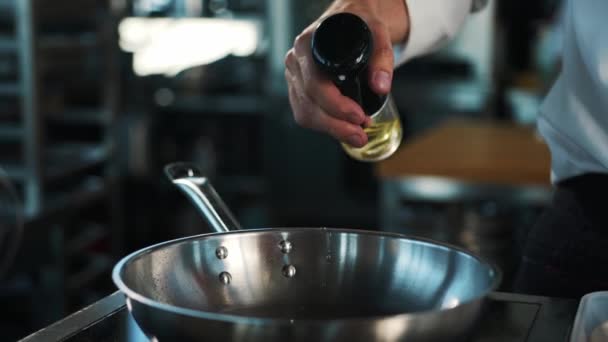 Professional Restaurant Kitchen Chef Adds Oil Frying Pan — Vídeo de stock