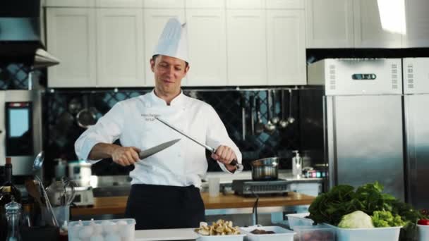 Εστιατόριο Κουζίνα Πορτρέτο Ενός Αρσενικού Σεφ Chef Ακονίζει Μαχαίρια Στην — Αρχείο Βίντεο