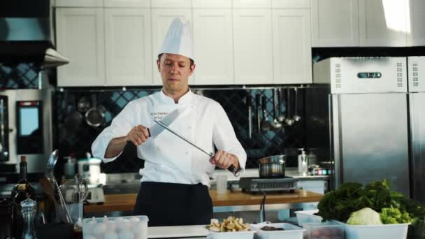Restaurant Kitchen Portrait Male Chef Chef Sharpens Knives Professional Kitchen — Vídeo de Stock