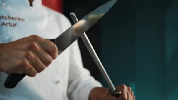 Restaurant Kitchen Chef Sharpening Knives Cooking Steak — Stockvideo