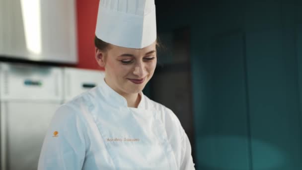 Close Portrait Female Chef Prepares Delicious Dish Restaurant Professional Kitchen — Stockvideo