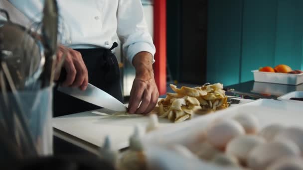 Επαγγελματική Κουζίνα Κοντινό Σεφ Κόβει Μανιτάρια Ετοιμάζει Νόστιμο Φαγητό Στο — Αρχείο Βίντεο