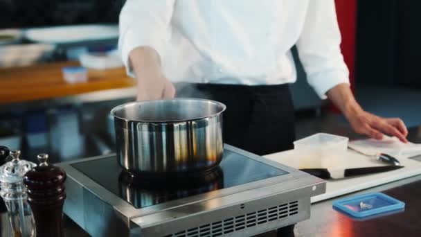 Σεφ Φτιάχνει Σάλτσα Μια Κατσαρόλα Μια Επαγγελματική Κουζίνα Εστιατορίου Διαδικασία — Αρχείο Βίντεο