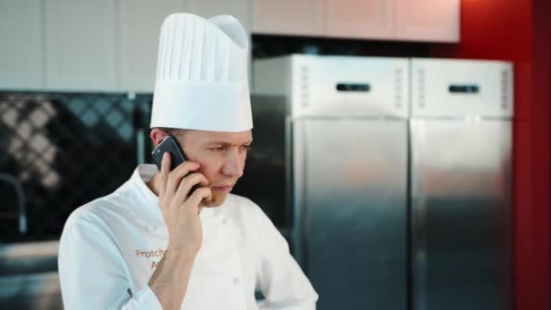 Chef Talking Phone Kitchen — Vídeo de Stock