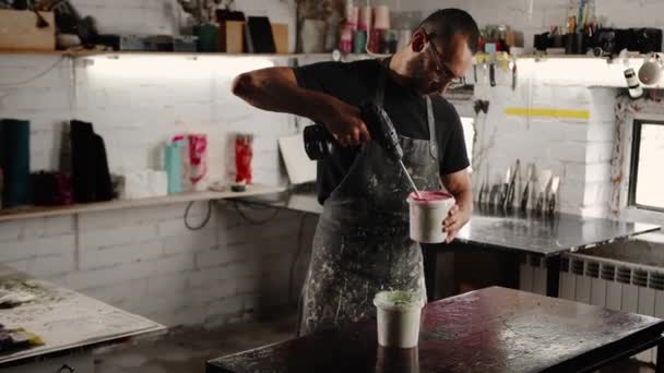 Male Handyman Mixes Paint Can Workshop Sculptor Mixes Resin Paint — Stok video