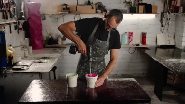 Male Handyman Mixes Paint Can Workshop Sculptor Mixes Resin Paint — Stock Video