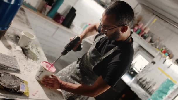 Male Handyman Mixes Paint Can Workshop Sculptor Mixes Resin Paint — Stok video