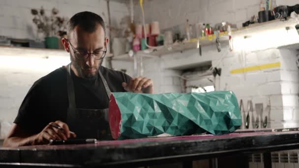 Close Man Works Blade Production Decorative Elements Workshop — Stok video