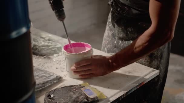 Male Handyman Mixes Paint Can Workshop Sculptor Mixes Resin Paint — Stok video