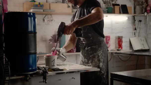 Male Handyman Mixes Paint Can Workshop Sculptor Mixes Resin Paint — Stok video