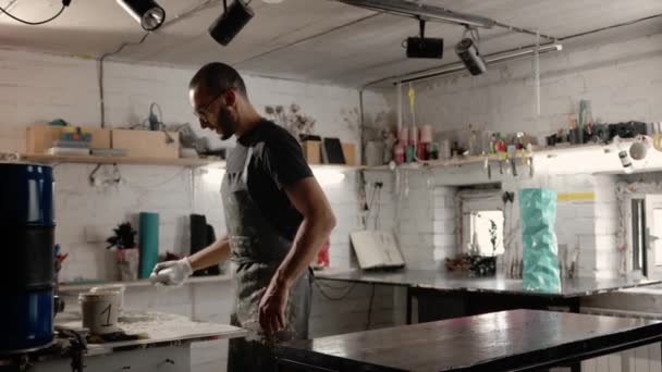 Male Handyman Mixes Paint Can Workshop Sculptor Mixes Resin Paint — Stock video