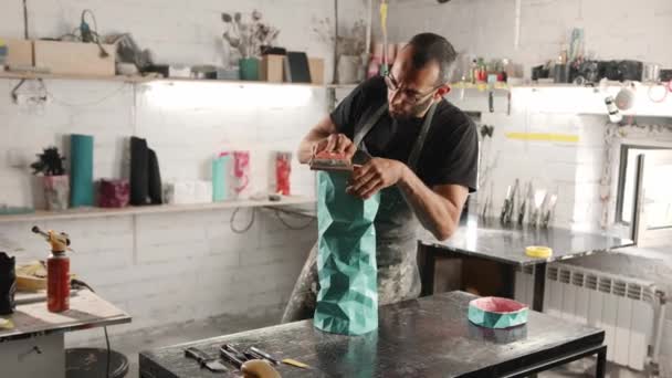 Ένας Αρσενικός Τεχνίτης Δημιουργεί Διακοσμητικό Προϊόν Χέρια Του Χειροποίητο Εργαστήριο — Αρχείο Βίντεο