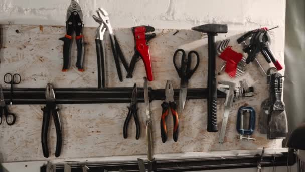 Workshop Male Artisan Artist Sculptor Takes Tool Wall Pliers Hammer — Vídeo de stock