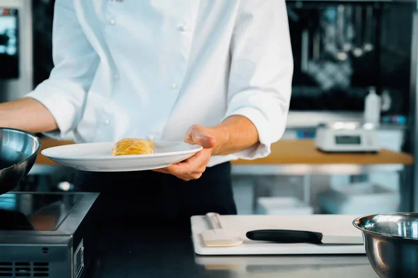 Close Chef Serving French Omelette Plate Serving Restaurant Professional Kitchen — ストック写真