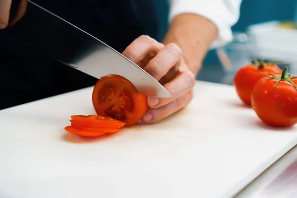 Close Chef Slicing Tomato Professional Restaurant Kitchen — Stockfoto