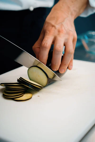 Close Chef Slicing Eggplant Professional Restaurant Kitchen — Stok fotoğraf