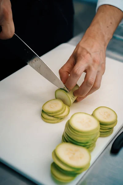 Close Chef Slicing Zucchini Professional Restaurant Kitchen — Stockfoto