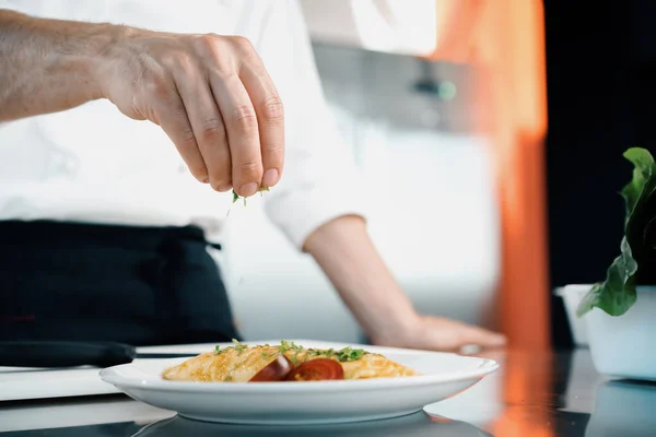 Close Chef Sprinkling French Omelet Finely Chopped Herbs Professional Kitchen — Stock Photo, Image