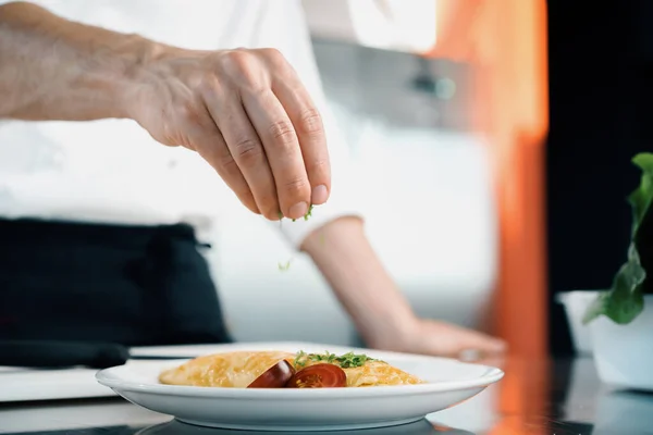 Close Chef Sprinkling French Omelet Finely Chopped Herbs Professional Kitchen — Stock Photo, Image