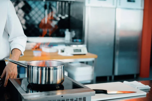 Professional Kitchen Restaurant Close Fire Pot Process Preparing Sauce — ストック写真