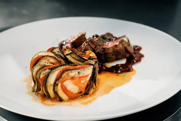 Professional Restaurant Kitchen Close Sliced Delicious Juicy Filet Mignon Steak — ストック写真