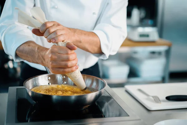 Professional Kitchen Restaurant Close Male Chef Prepares French Omelette Frying — Stockfoto