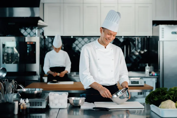 Professional Restaurant Kitchen Chefs Prepare Delicious Dish — ストック写真