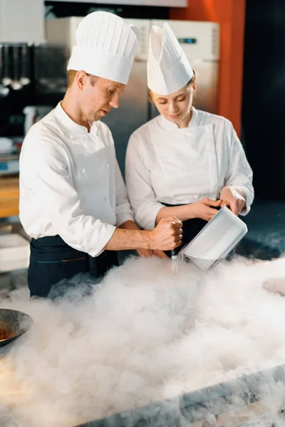Professional Kitchen Chefs Use Liquid Nitrogen Cook Molecular Food Restaurant — ストック写真