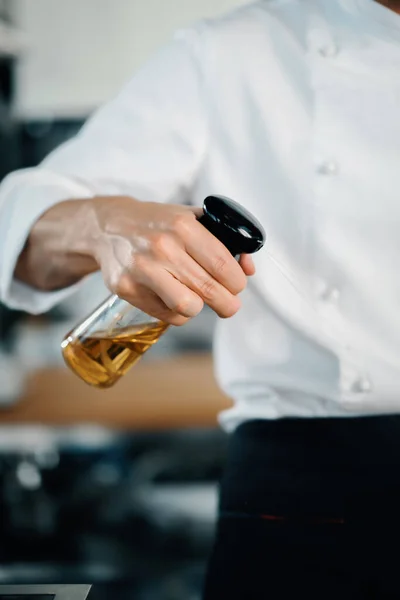 Professional Restaurant Kitchen Male Chef Splashes Oil Mushrooms Cooking Delicious — Foto Stock