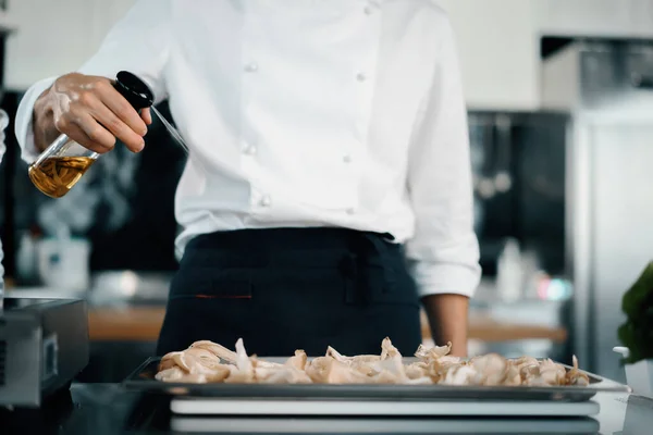 Professional Restaurant Kitchen Male Chef Splashes Oil Mushrooms Cooking Delicious — Stok fotoğraf