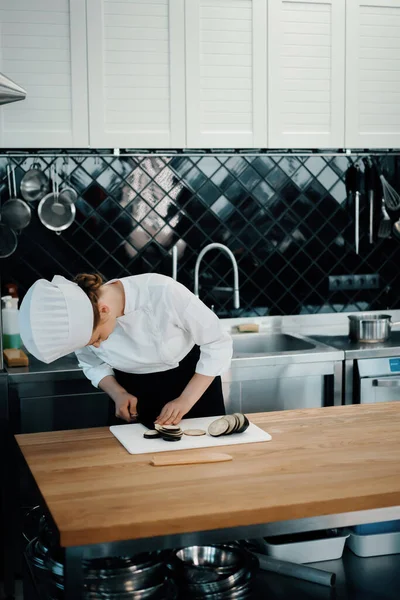 Professional Restaurant Kitchen Close Woman Chef Cuts Mushrooms — ストック写真