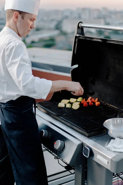 Skyscraper Rooftop Professional Male Chef Prepares Barbecue Party Outdoor Restaurant — ストック写真