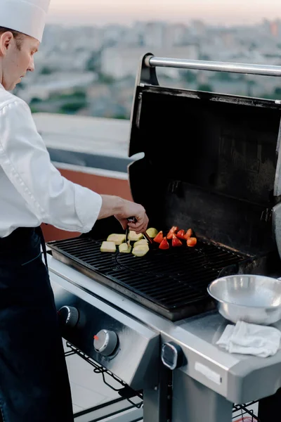 Skyscraper Rooftop Professional Male Chef Prepares Barbecue Party Outdoor Restaurant — Stock fotografie