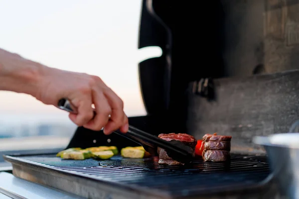 Skyscraper Rooftop Professional Male Chef Prepares Barbecue Party Outdoor Restaurant — Stockfoto