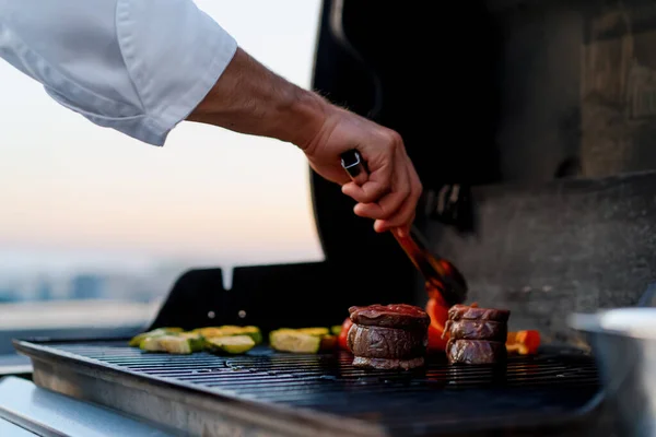 Skyscraper Rooftop Professional Male Chef Prepares Barbecue Party Outdoor Restaurant — Stockfoto