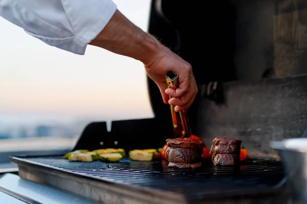 Skyscraper Rooftop Professional Male Chef Prepares Barbecue Party Outdoor Restaurant — Zdjęcie stockowe