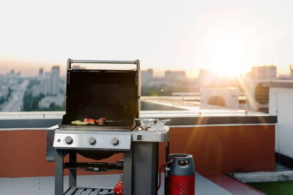 Skyscraper Rooftop Professional Male Chef Prepares Barbecue Party Outdoor Restaurant — Stock fotografie