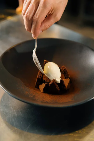 Close Chef Putting Ice Cream Brownie Professional Kitchen Restaurant —  Fotos de Stock