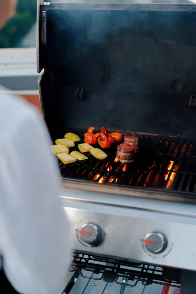 Close Vegetables Meat Filet Mignon Barbecue Grill Rooftop Skyscraper Fire — ストック写真