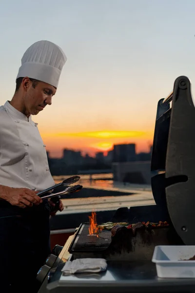 Close Professional Chef Cooking Bbq Rooftop Sunset — Photo