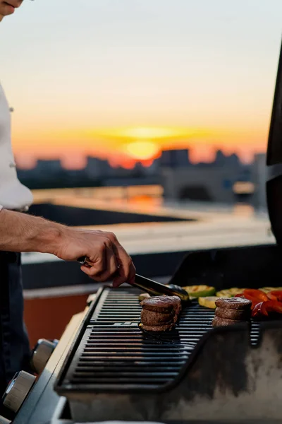 Close Filet Mignon Vegetables Meat Bbq Grill Skyscraper Rooftop Sunset — Stock Photo, Image