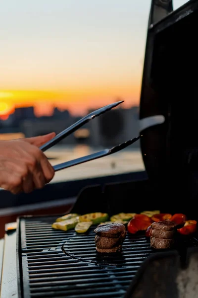 Close Filet Mignon Vegetables Meat Bbq Grill Skyscraper Rooftop Sunset — Stockfoto
