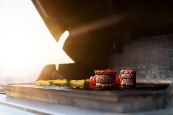 Close Filet Mignon Vegetables Meat Bbq Grill Skyscraper Rooftop Sunset — Stock fotografie