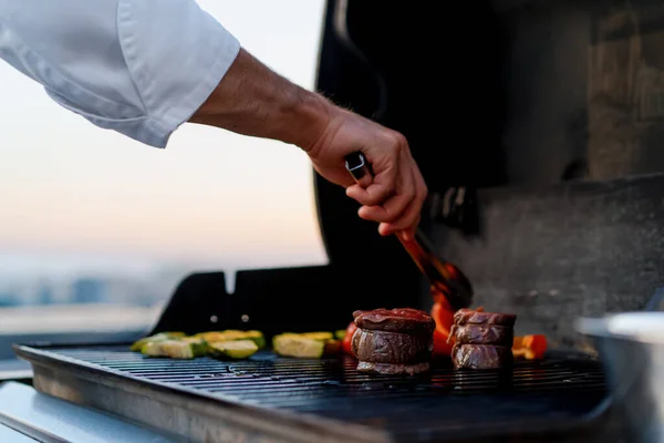Skyscraper Rooftop Professional Male Chef Prepares Barbecue Party Outdoor Restaurant — Zdjęcie stockowe