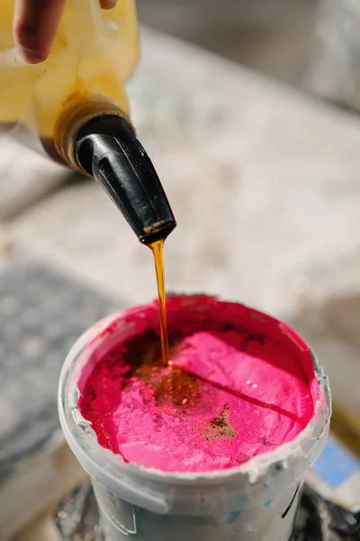 Artisan Artist Mixing Paint His Workshop Pink Paint Paint Mixer — Fotografia de Stock