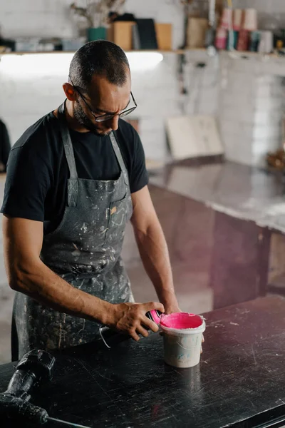 Artisan Artist Mixing Paint His Workshop Pink Paint Paint Mixer — Zdjęcie stockowe